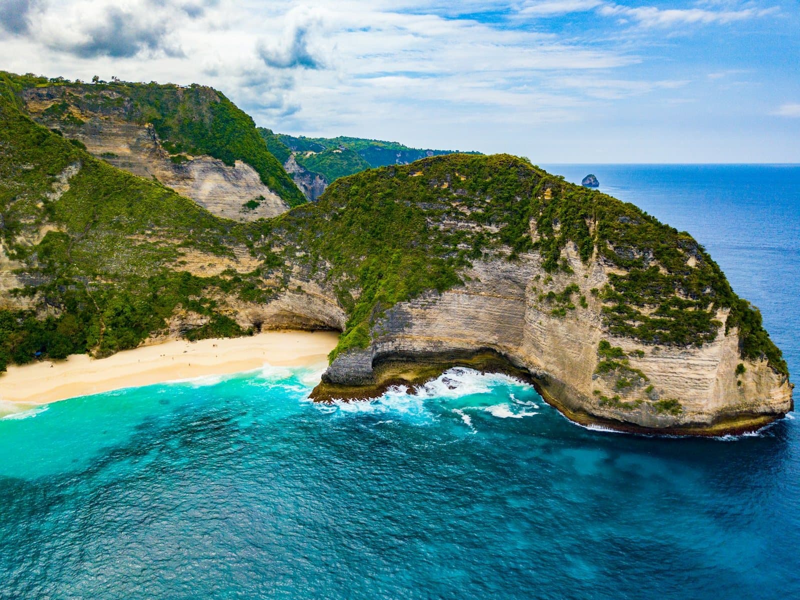 The Kelingking headland on Nusa Penida from above, white sand and turquoise water under the cliff